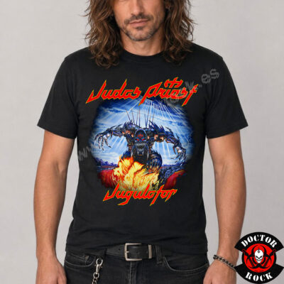 Modelo con camiseta Judas Priest Jugulator negra y estampación frontal