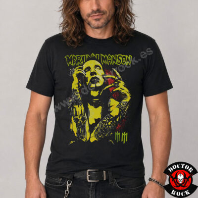 Modelo con camiseta Marilyn Manson negra y estampación frontal