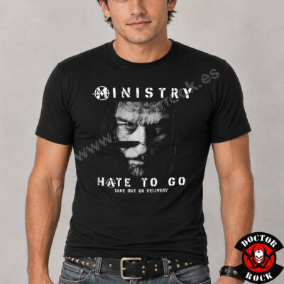 Modelo con camiseta Ministry Hate to Go negra y estampación frontal