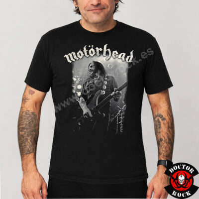 Modelo con camiseta Motörhead Lemmy negra y estampación frontal en blanco y negro