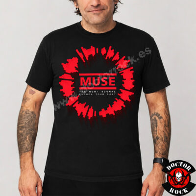 modelo con Camiseta negra Muse The Wow Signal Europa Tour 2027 con impresión frontal roja