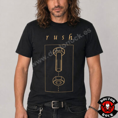 Modelo con camiseta Rush Counterparts negra de 100% algodón