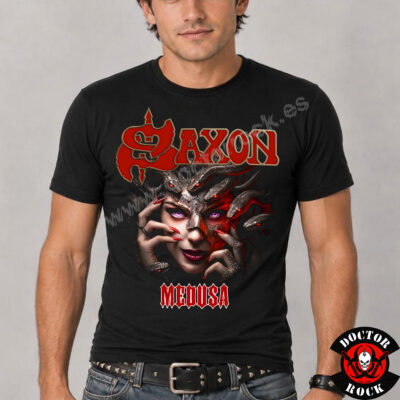 Modelo con camiseta Saxon Medusa negra