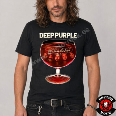 Modelo con camiseta Deep Purple Come Taste the Band negra y estampación frontal