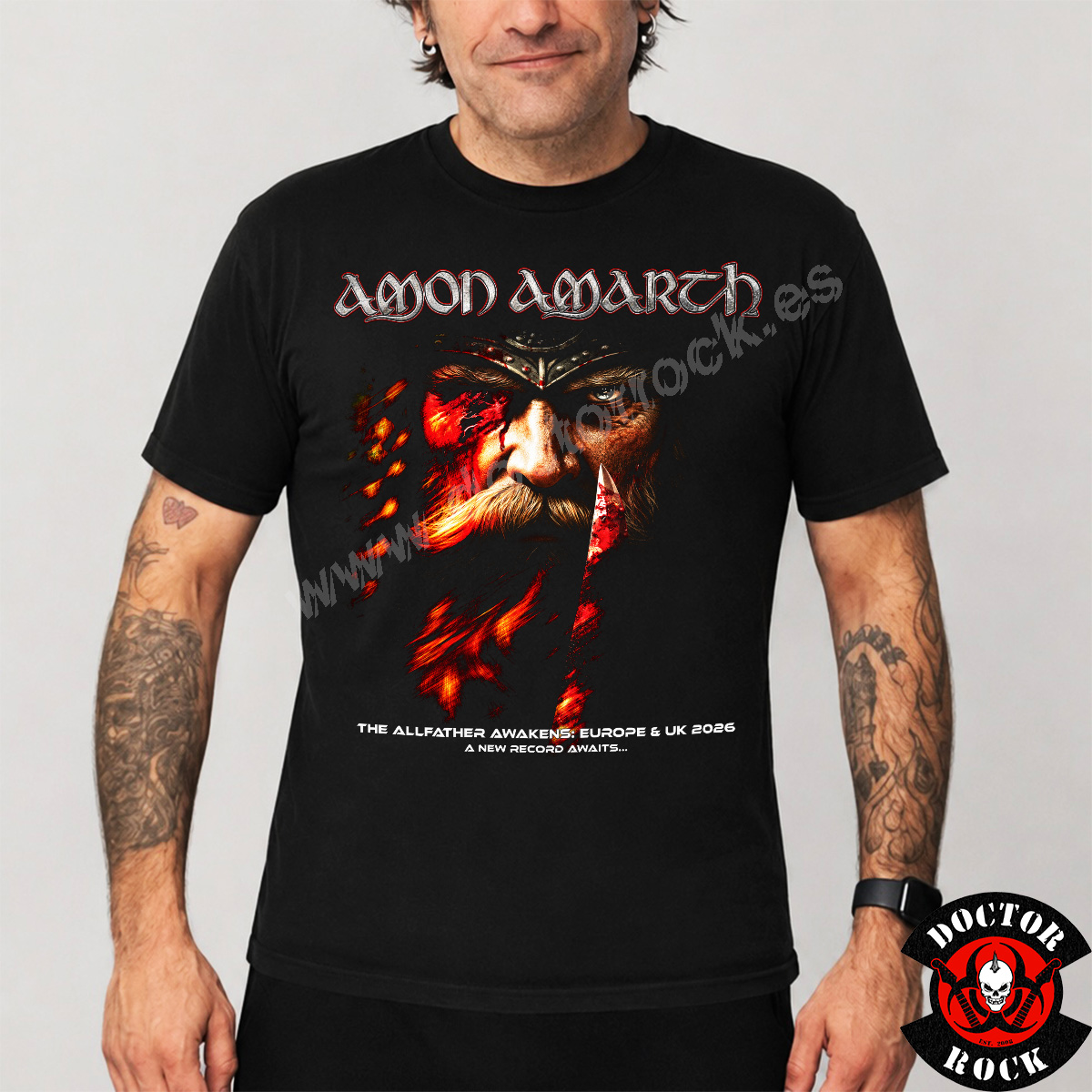 Modelo con camiseta Amon Amarth The Allfather Awakens Tour 2026 negra