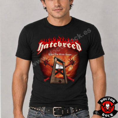 Modelo con camiseta Hatebreed When the Blade Drops negra y estampación frontal